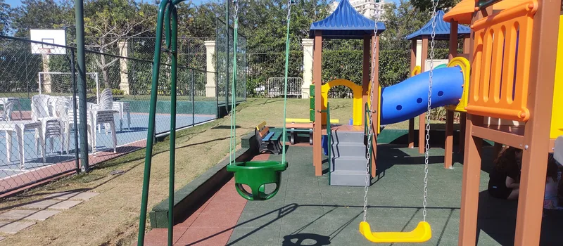 Balanço e playground instalados em condomínio no Recreio