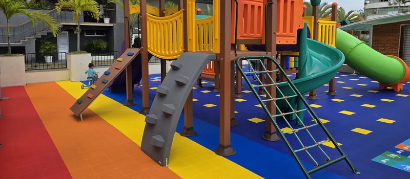 Piso modular colorido com playground instalado em condomínio em Botafogo