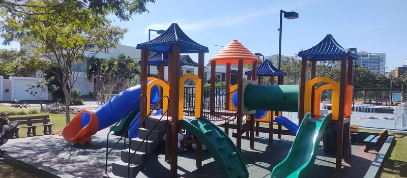 Playground com escorregadores e tubo instalado em condomínio na Barra da Tijuca