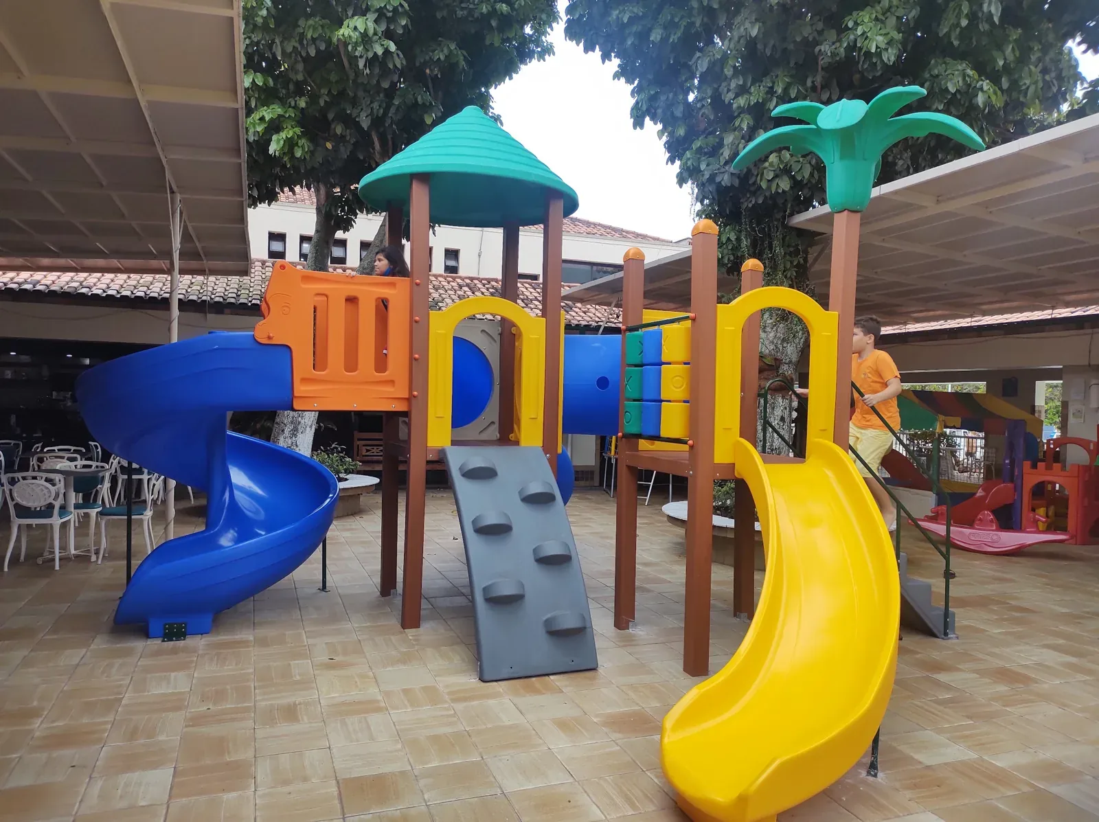 Playground com escorregador espiral e escorregador ondulado no pátio do Clube Alfa Barra, na Barra da Tijuca